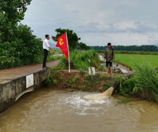 東至縣各級(jí)黨組織和廣大黨員在防汛救災(zāi)一線勇當(dāng)先鋒(定稿)881.jpg