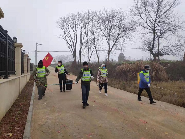 在村間道路噴灑消毒劑.jpg