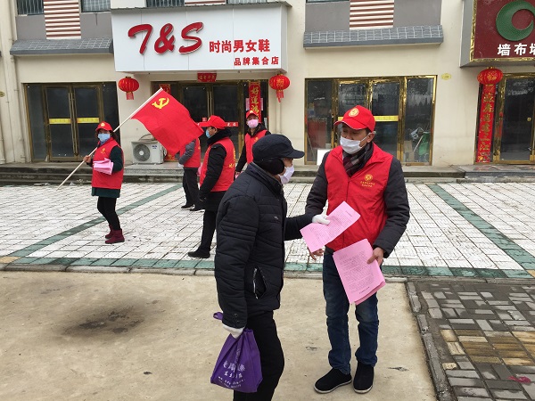 東流鎮(zhèn)城北社區(qū)組織黨員志愿者對轄區(qū)住戶、過往行人發(fā)放防疫宣傳資料.jpg